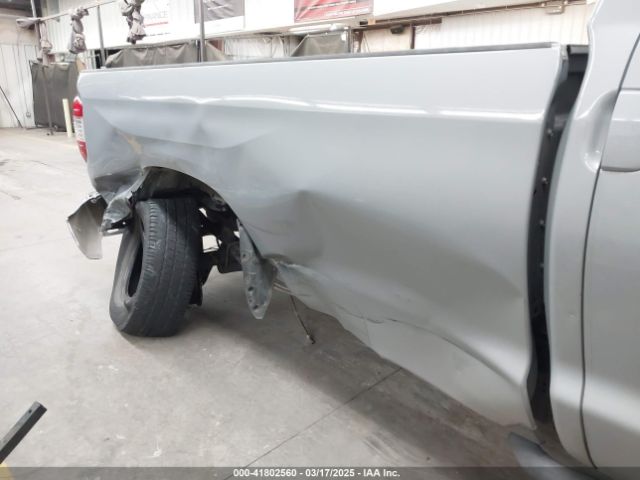 5TFTY5F11JX010242 Toyota Tundra Sr5 5.7l V8