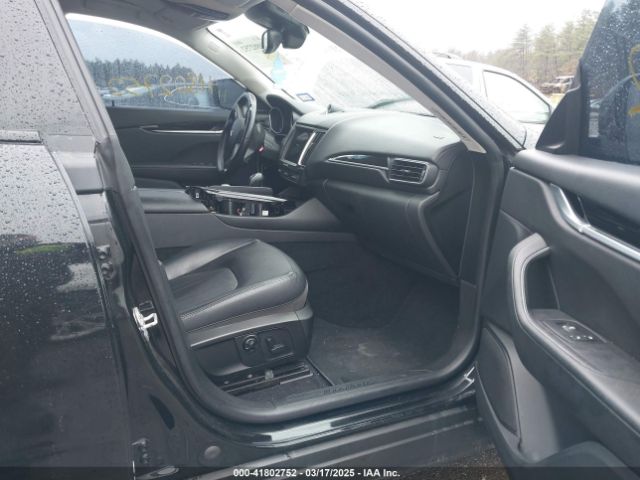 2017 MASERATI LEVANTE ZN661XUA6HX250718 Photo 4