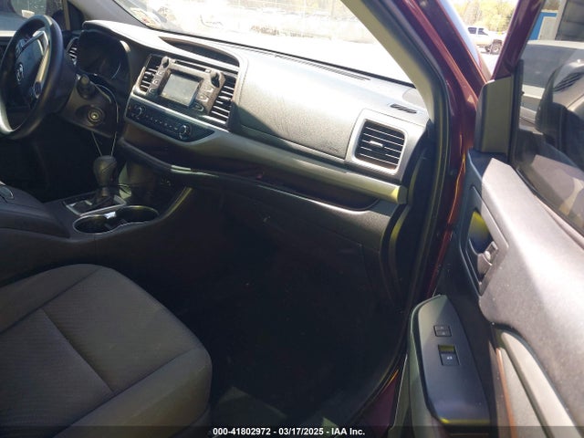 5TDZARFH6KS043814 Toyota Highlander Le