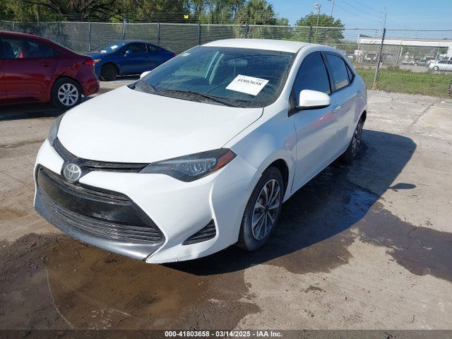 Toyota COROLLA LE 2018 5YFBURHE2JP818824 Image 2