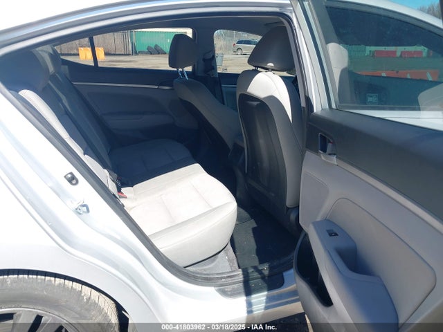 KMHD84LF4HU161789 Hyundai ELANTRA SE