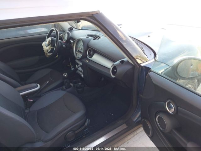2010 MINI COOPER CLUBMAN WMWML3C51ATX52000 Photo 4