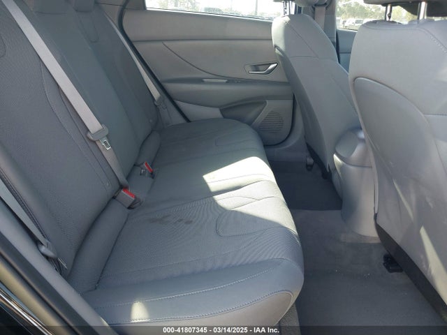 KMHLL4AG1MU123565 Hyundai ELANTRA SE