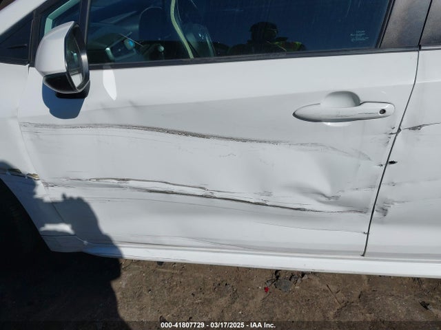 41807729 :رقم المزاد ، 5YFEPMAEXMP218008 vin ، 2021 Toyota Corolla Le مزاد بيع