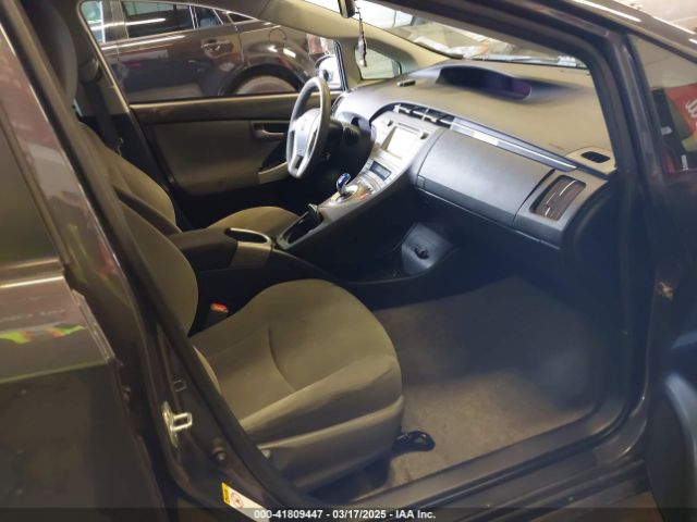 JTDKN3DU8F1983215 Toyota Prius Two