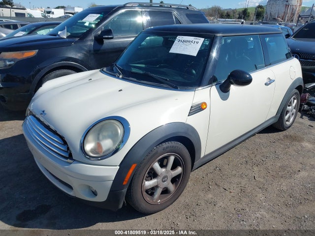 2010 MINI COOPER WMWMF3C59ATZ64568 Photo 1