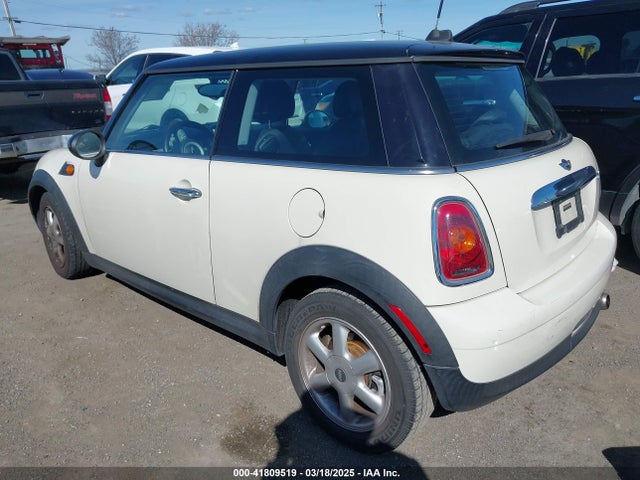 2010 MINI COOPER WMWMF3C59ATZ64568 Photo 2