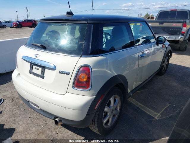2010 MINI COOPER WMWMF3C59ATZ64568 Photo 3