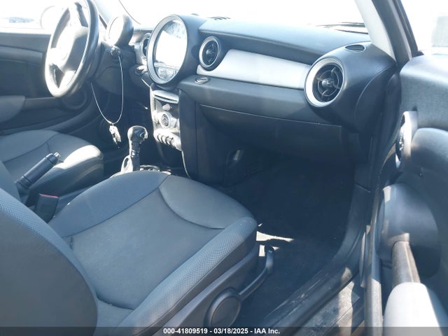 2010 MINI COOPER WMWMF3C59ATZ64568 Photo 4