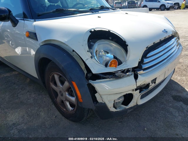 2010 MINI COOPER WMWMF3C59ATZ64568 Photo 5