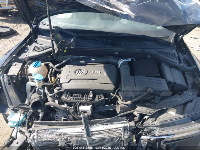 1VWBT7A3XHC009040 Volkswagen Passat 1.8t Se