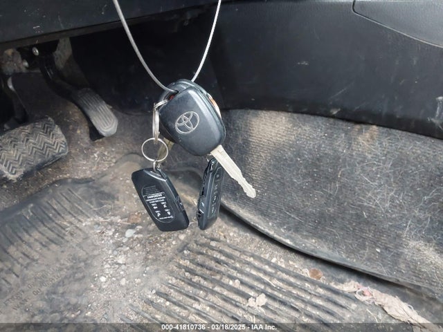JTMBFREV3HJ126942 Toyota RAV4 LE