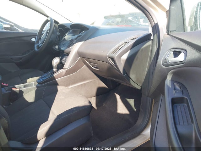 1FADP3K25HL305961 Ford FOCUS SE
