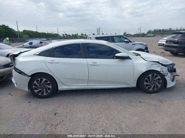 Honda CIVIC EX 2018 19XFC2F76JE000515 Image 13