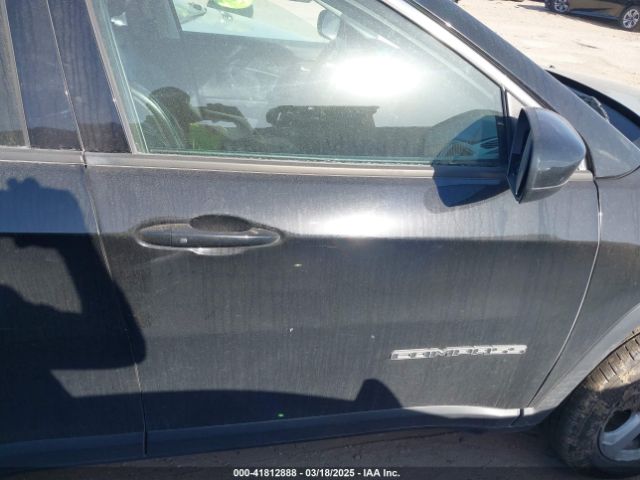 3C4NJCBB2JT267700 Jeep Compass Latitude Fwd