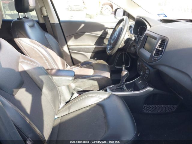 3C4NJCBB2JT267700 Jeep Compass Latitude Fwd