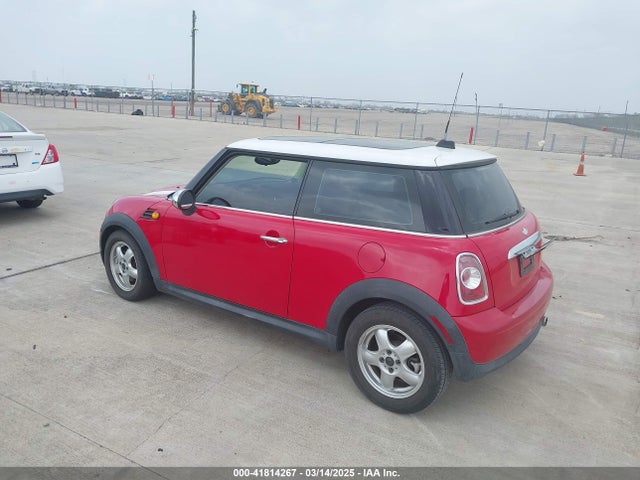 2011 MINI COOPER WMWSU3C54BT092301 Photo 2