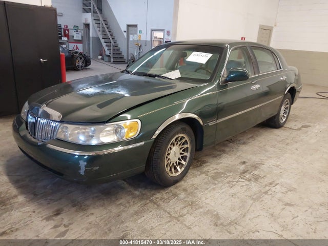 Продаж на аукціоні авто 2001 Lincoln Town Car Signature, vin: 1LNHM82W31Y710726, номер лоту: 41815470
