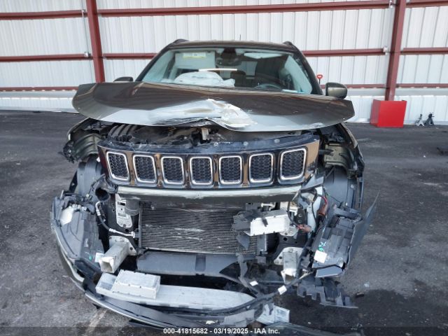 3C4NJDBB4JT238950 Jeep Compass Latitude 4x4