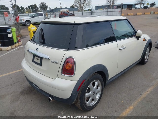 2010 MINI COOPER WMWMF3C59ATZ24989 Photo 3