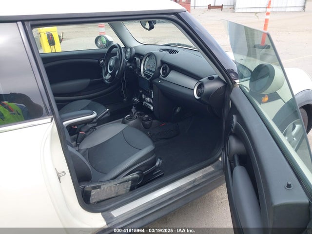 2010 MINI COOPER WMWMF3C59ATZ24989 Photo 4