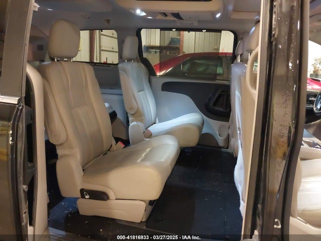 2C4RC1CG5GR159979 Chrysler Town & Country Touring-l Anniversary Edition