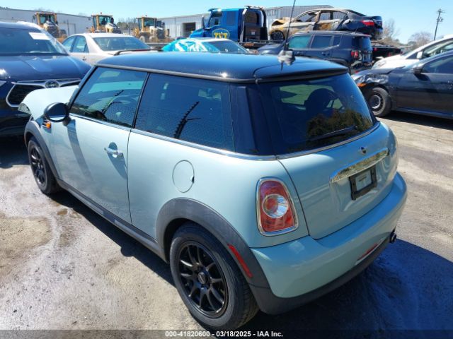 2011 MINI COOPER WMWSU3C50BT098662 Photo 2