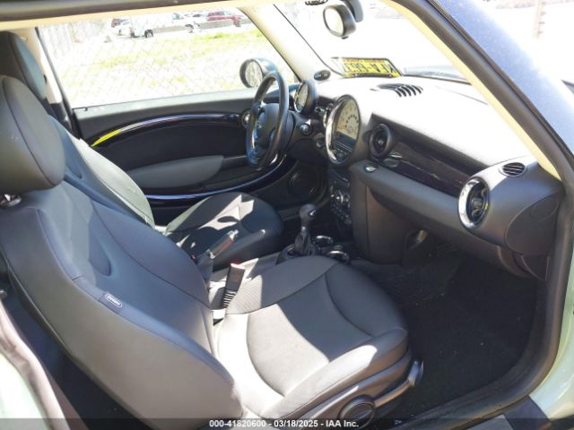 2011 MINI COOPER WMWSU3C50BT098662 Photo 4