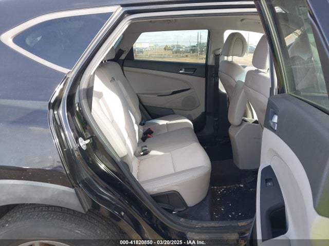 KM8J33A41HU327540 Hyundai TUCSON SE