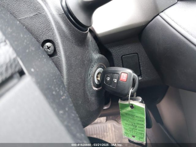 2T3BFREV2JW737696 Toyota RAV4 LE