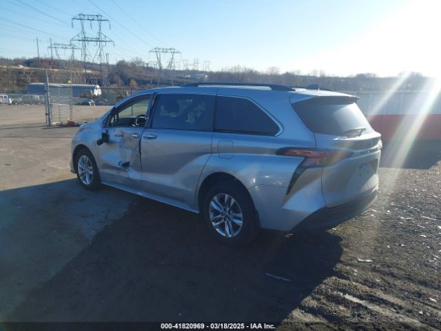 5TDJRKEC9NS088219 Toyota SIENNA XLE