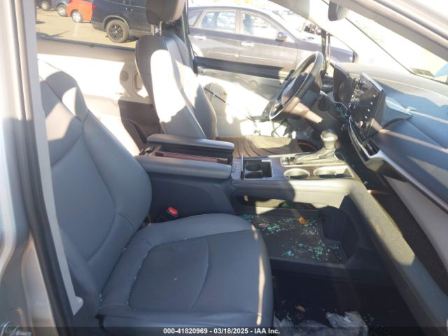 5TDJRKEC9NS088219 Toyota SIENNA XLE