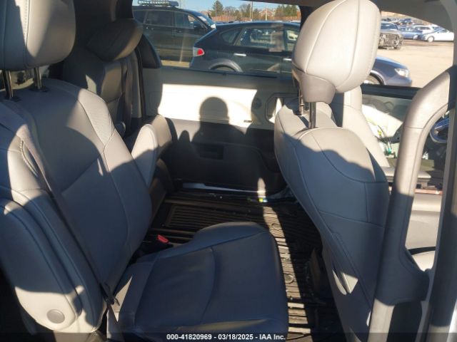 5TDJRKEC9NS088219 Toyota SIENNA XLE