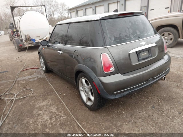 2006 MINI COOPER WMWRC33506TK71183 Photo 2