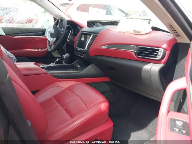 2017 MASERATI LEVANTE ZN661YUS3HX234913 Photo 4
