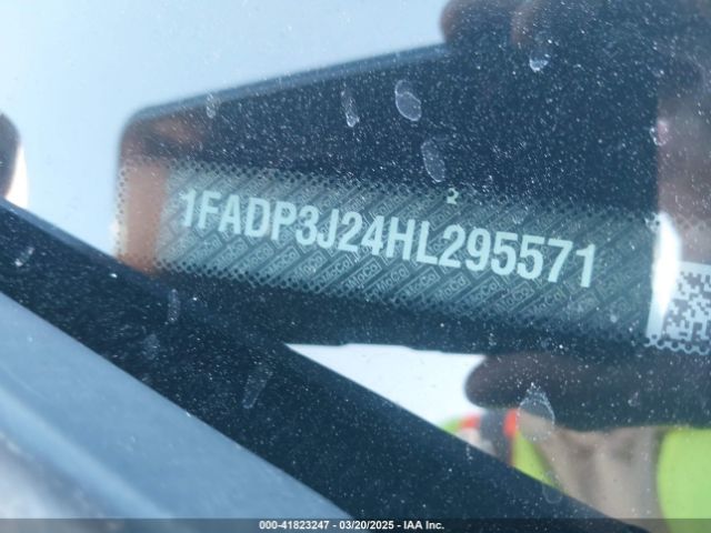 1FADP3J24HL295571 Ford Focus Titanium