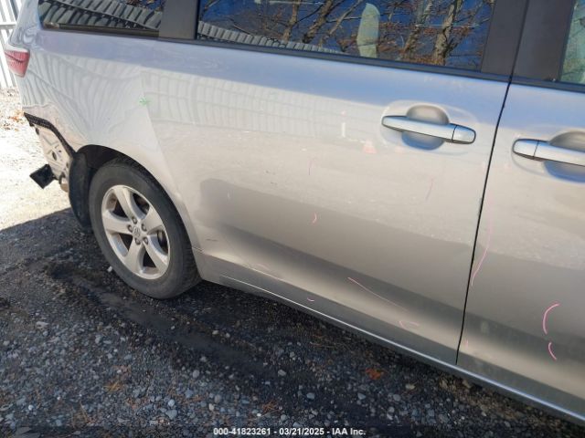 5TDKZ3DC0HS823184 Toyota Sienna Le 8 Passenger