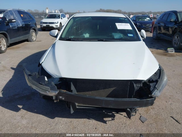 5NPD84LF0JH368412 Hyundai ELANTRA SEL