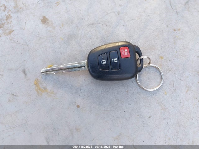 JTMBFREV1GJ085659 Toyota RAV4 LE
