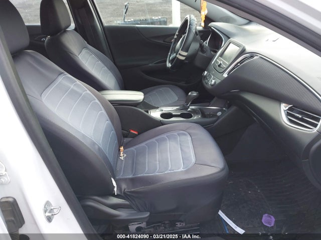 1G1ZD5ST3JF260061 Chevrolet MALIBU LT
