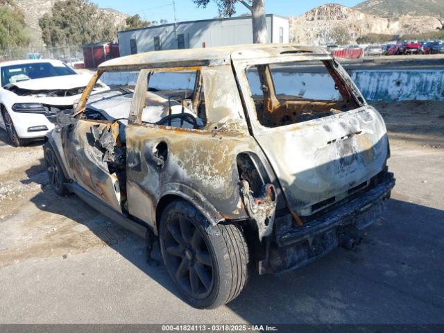 2005 MINI COOPER S WMWRE33595TL14458 Photo 2