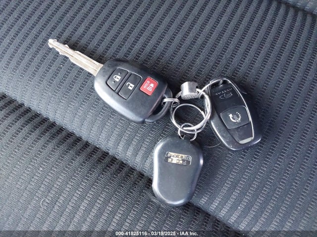 JTMBFREV9HJ704140 Toyota RAV4 LE