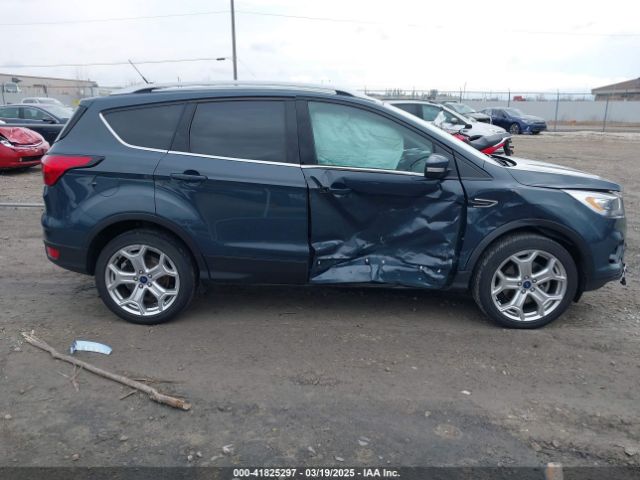 1FMCU9J95KUC28621 Ford Escape Titanium