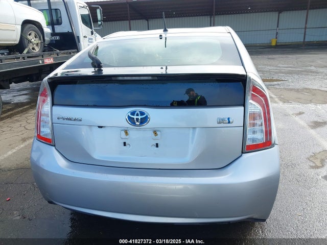 JTDKN3DUXF0482915 Toyota Prius Two