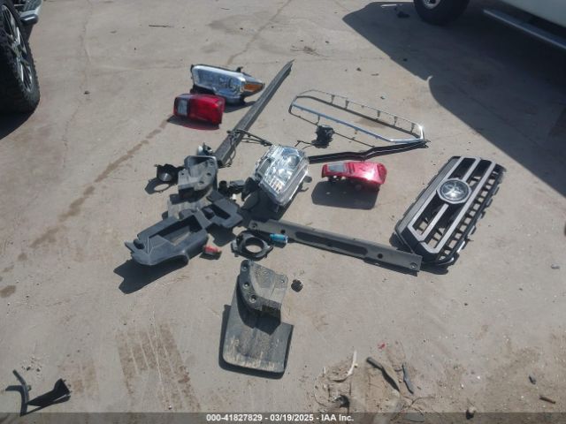 3TYAX5GN0NT057032 Toyota Tacoma Sr5