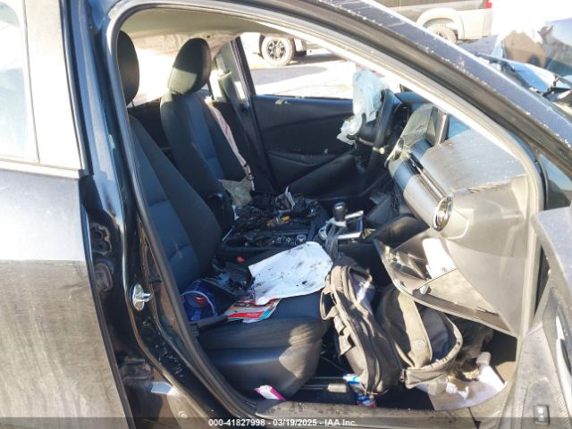 3MYDLBYV6KY507094 Toyota YARIS LE