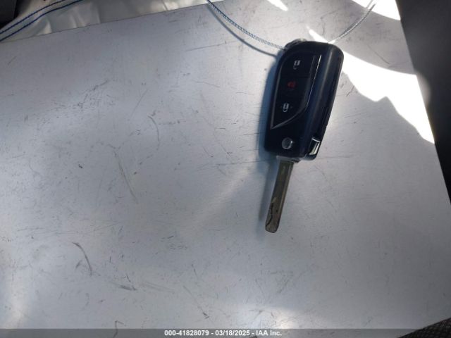 2T3K1RFVXMW137445 Toyota RAV4 LE