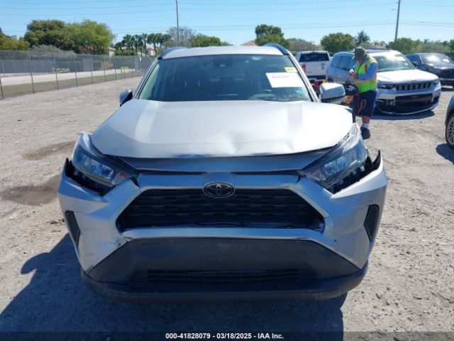 2T3K1RFVXMW137445 Toyota RAV4 LE