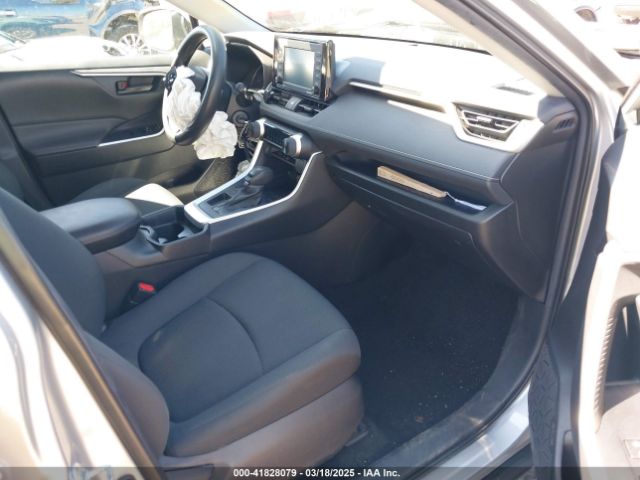 2T3K1RFVXMW137445 Toyota RAV4 LE