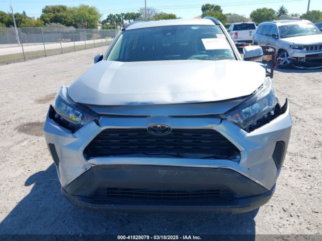 2T3K1RFVXMW137445 Toyota RAV4 LE